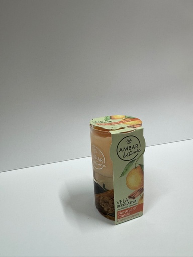 Vela naranja y canela